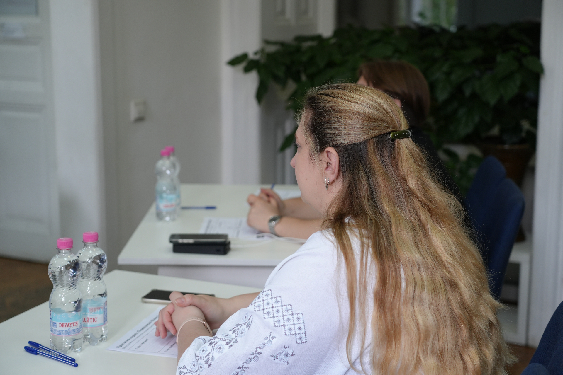 Учасниця тренінгу АКСІ під час практичної роботи