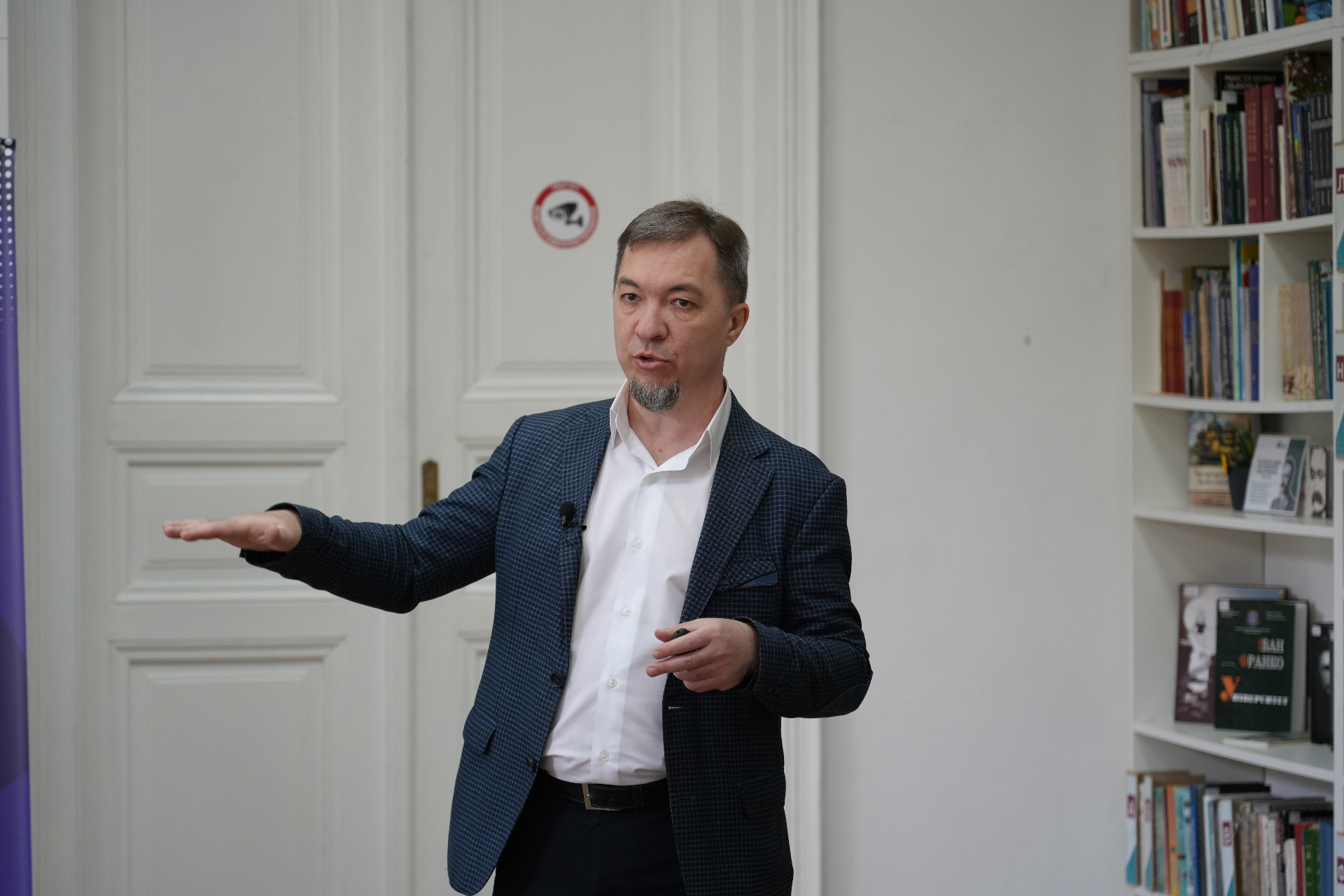 Павло Ільчук проводить тренінг про грант єРобота